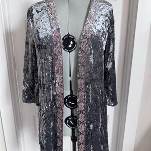 easel Crushed Velvet Open-Front Robe in Silver with Pink Trim